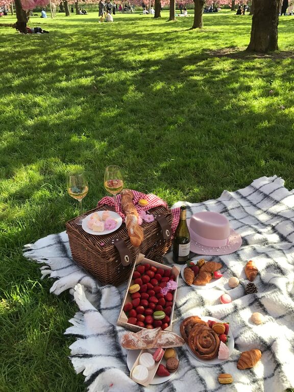Come organizzare un picnic semplice e piacevole al parco locale